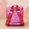 Parte trasera de mochila infantil rosa con tirantes ajustables