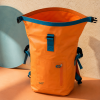 Interior abierto de mochila roll-top naranja resistente al agua