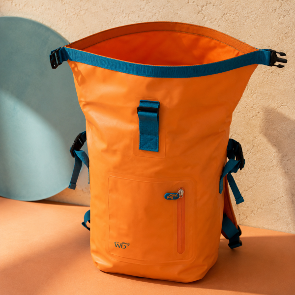 Interior abierto de mochila roll-top naranja resistente al agua