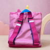 Mochila infantil unicornio rosa - vista trasera Parte trasera de mochila infantil rosa con tirantes ajustables