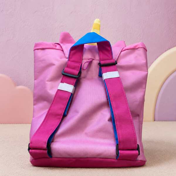 Mochila infantil unicornio rosa - vista trasera Parte trasera de mochila infantil rosa con tirantes ajustables