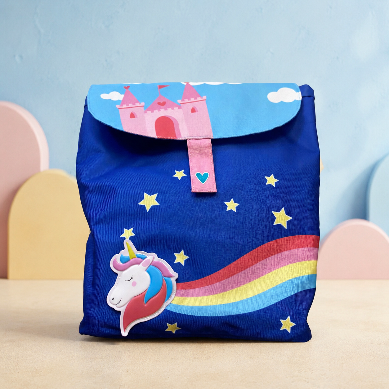 Mochila infantil unicornio azul - vista frontal Mochila infantil azul de unicornio y castillo