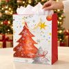 Bolsa de regalo navideña con árboles rojos y estrellas, bolsa en uso con papel de seda decorativo
