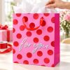 Bolsa de regalo rosa con lunares rojos For You - en uso Bolsa de regalo rosa con lunares rojos For You, en uso