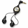 Detalle de los auriculares negros con cable retráctil y conector jack de 3,5 mm