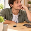 Auriculares retráctiles negros con conexión jack de 3,5 mm en uso