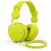 Auriculares verdes con cable sin caja Auriculares de diadema verde lima con almohadillas y cable sobre fondo blanco