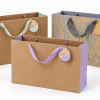 Bolsa de regalo con asas de cinta: morada, verde y rayas doradas