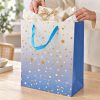 Bolsa de regalo mediana azul degradada con lunares dorados — en uso con regalo Bolsa de regalo mediana azul degradada con lunares dorados, en uso con regalo